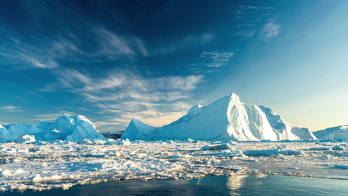 Das Bild zeigt Eisberge nahe von Grönland. Vor allem die arktischen Regionen sind vom Klimawandel jetzt schon stärker betroffen als niedrigere Breitengrade. 