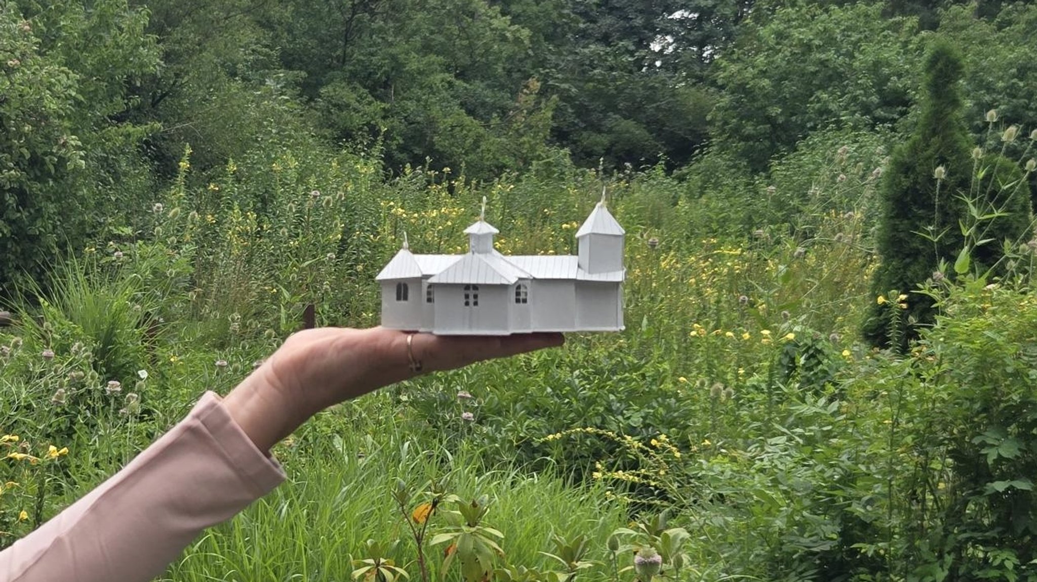 Kirchenmodell vor dem Baugrundstück in der Einsiedelei