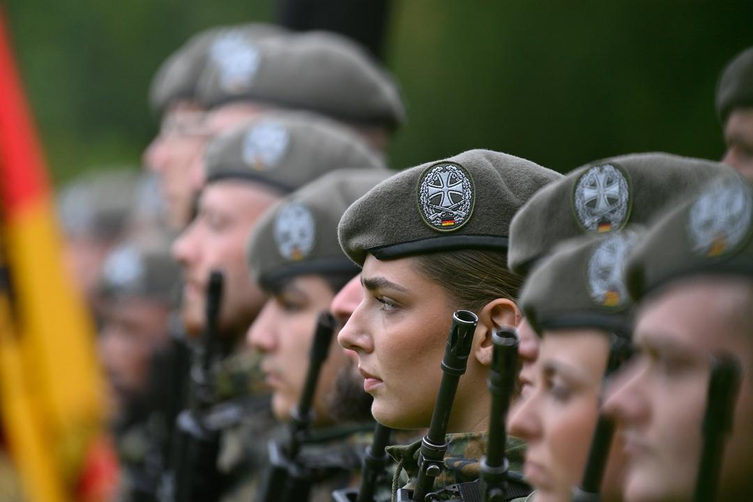 (Symbolbild) Aufstellung eines Heimatschutzregimentes. Die Heimatschutzverbände bestehen im Wesentlichen aus Reservistinnen und Reservisten. 