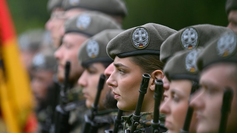 (Symbolbild) Aufstellung eines Heimatschutzregimentes. Die Heimatschutzverbände bestehen im Wesentlichen aus Reservistinnen und Reservisten. | Bild: dpa-Bildfunk/Klaus-Dietmar Gabbert (Symbolbild) Aufstellung eines Heimatschutzregimentes. Die Heimatschutzverbände bestehen im Wesentlichen aus Reservistinnen und Reservisten.