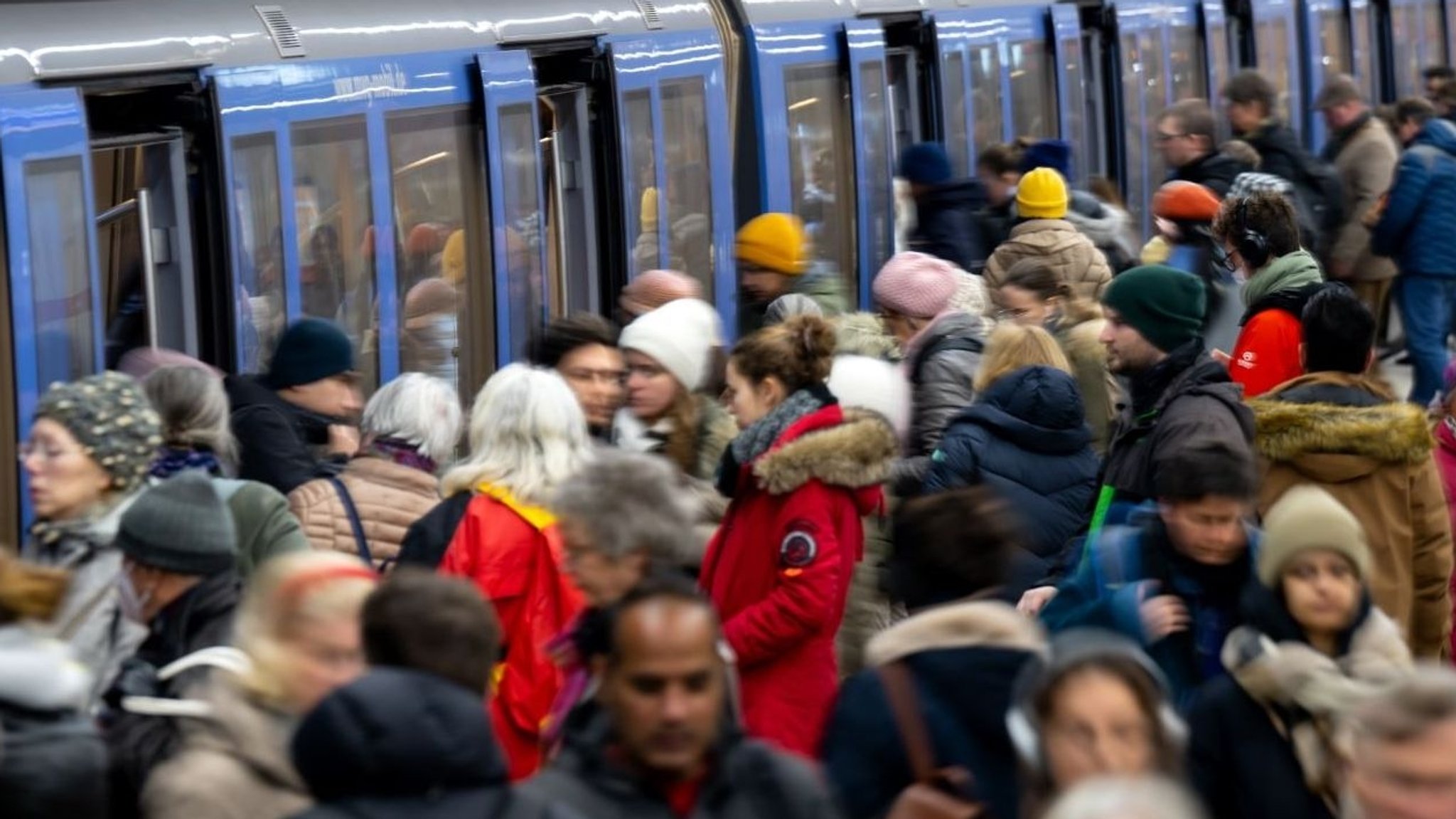 Fahrgäste am Bahnsteig vor einer U-Bahn