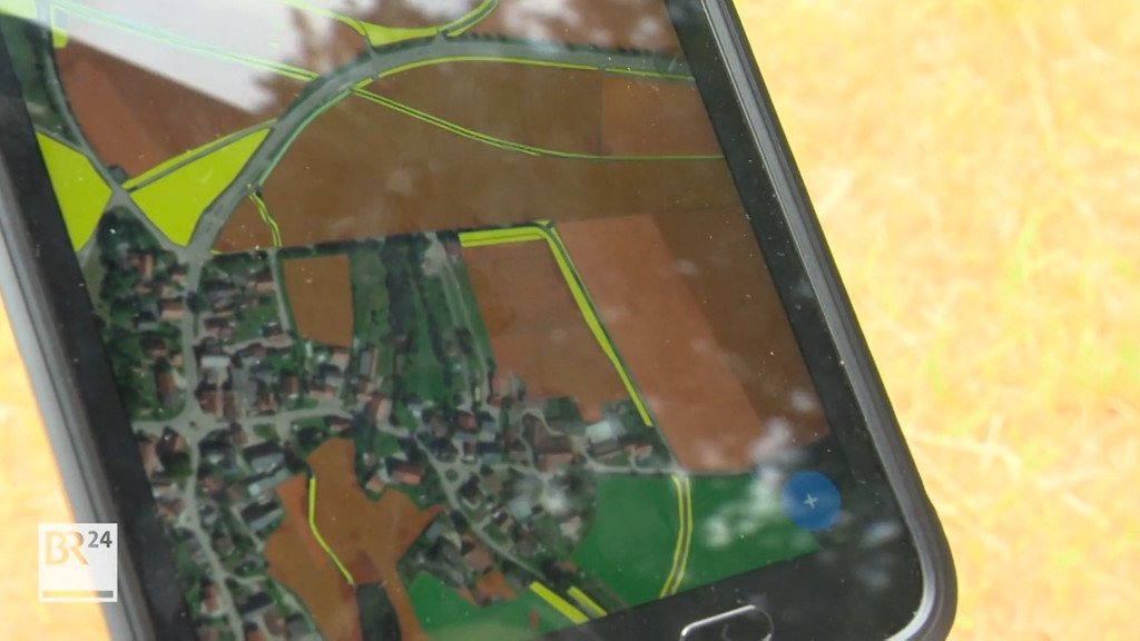 Handy-App zeigt landwirtschaftilche Flächen wie Wiesen und Felder von oben.