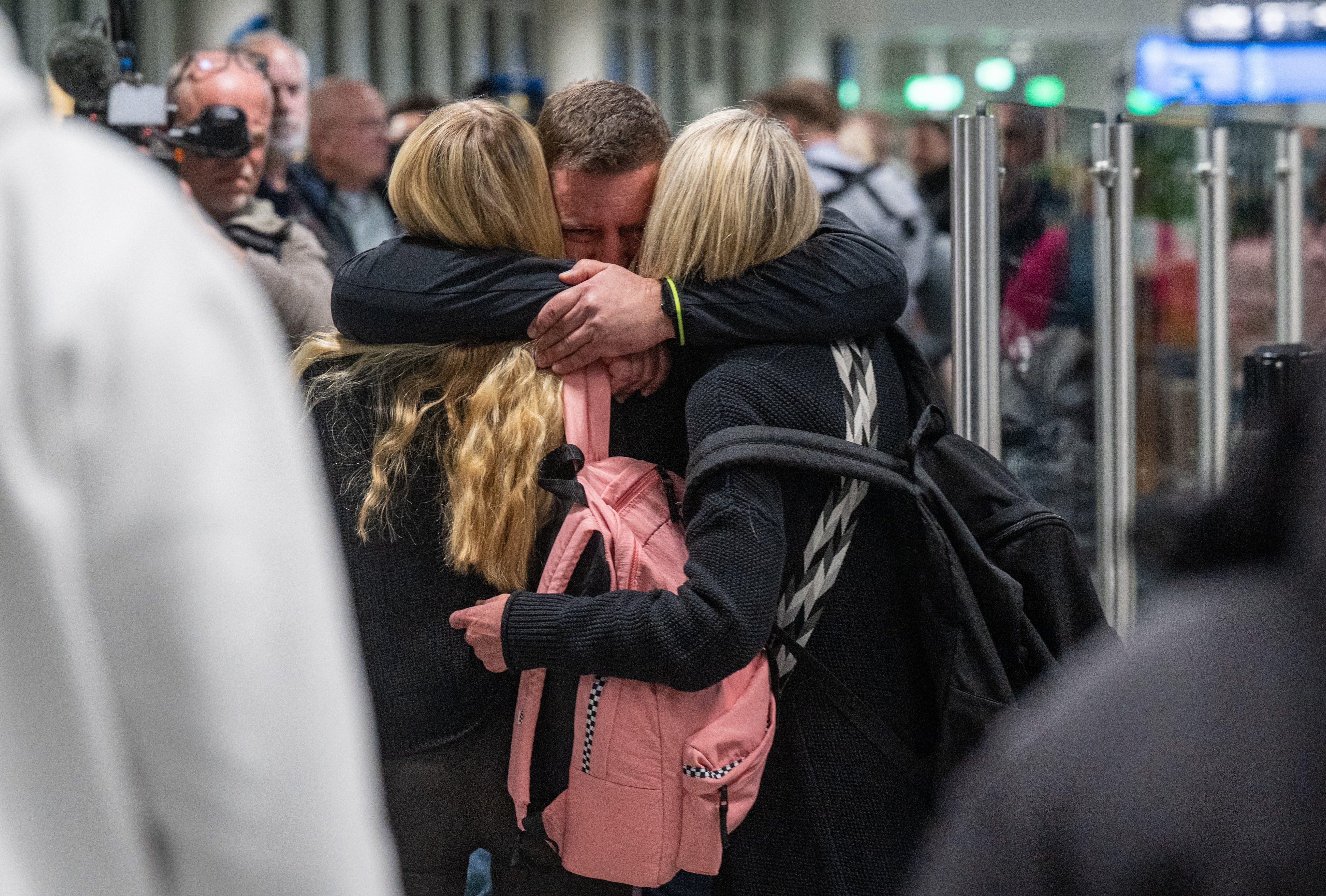 Fluggäste einer Sondermaschine aus Dubai treffen am Flughafen München ein und werden dort von Familie und Freunden begrüßt.