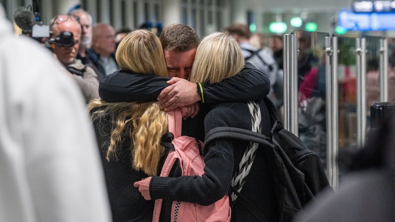 Fluggäste einer Sondermaschine aus Dubai treffen am Flughafen München ein und werden dort von Familie und Freunden begrüßt. | Bild: Armin Weigel/dpa Fluggäste einer Sondermaschine aus Dubai treffen am Flughafen München ein und werden dort von Familie und Freunden begrüßt.
