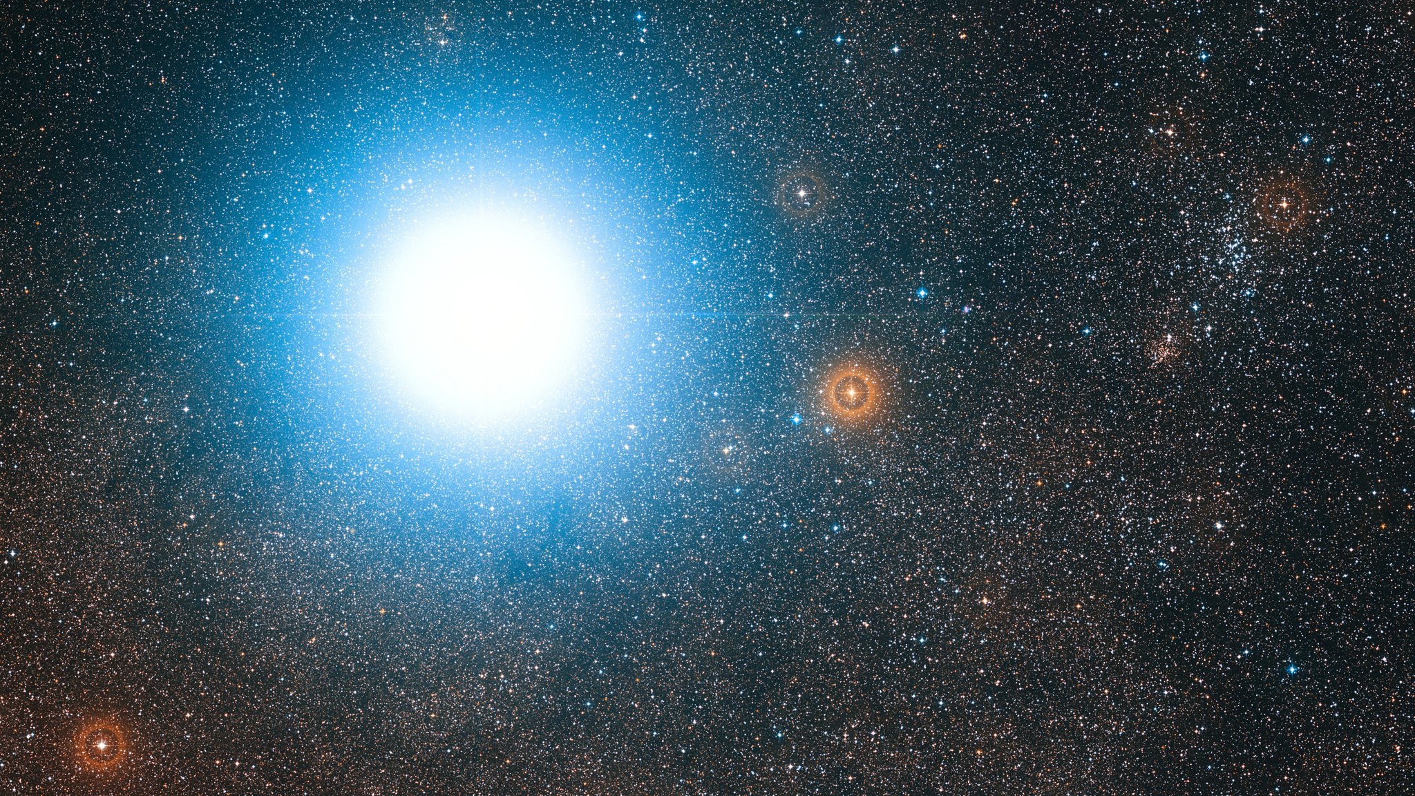 Die Aufnahme zeigt das Sternsystem Alpha Centauri als hell leuchtenden Punkt. Die beiden sonnenähnlichen Sterne können in der Aufnahme nicht räumlich voneinander getrennt werden und sind daher als ein einzelner leuchtender Punkt zu sehen. 