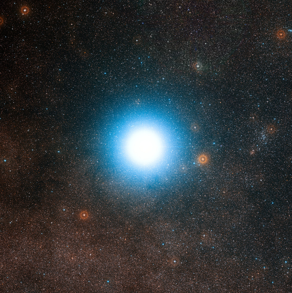 Die Aufnahme zeigt das Sternsystem Alpha Centauri als hell leuchtenden Punkt. Die beiden sonnenähnlichen Sterne können in der Aufnahme nicht räumlich voneinander getrennt werden und sind daher als ein einzelner leuchtender Punkt zu sehen. 