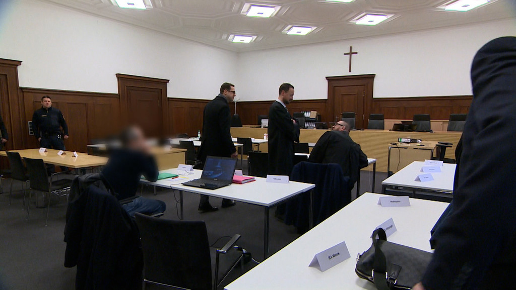 Verhandlung in einem Gerichtsaal