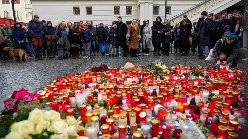 Tschechien steht nach der Bluttat an der Prager Karls-Universität kurz vor Weihnachten im Zeichen der Trauer.