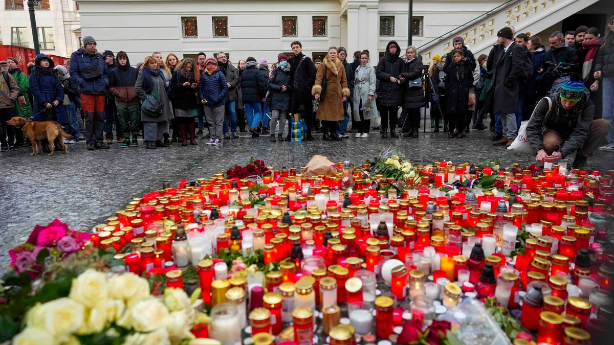 Nach Bluttat an Prager Uni: Tschechien im Schockzustand