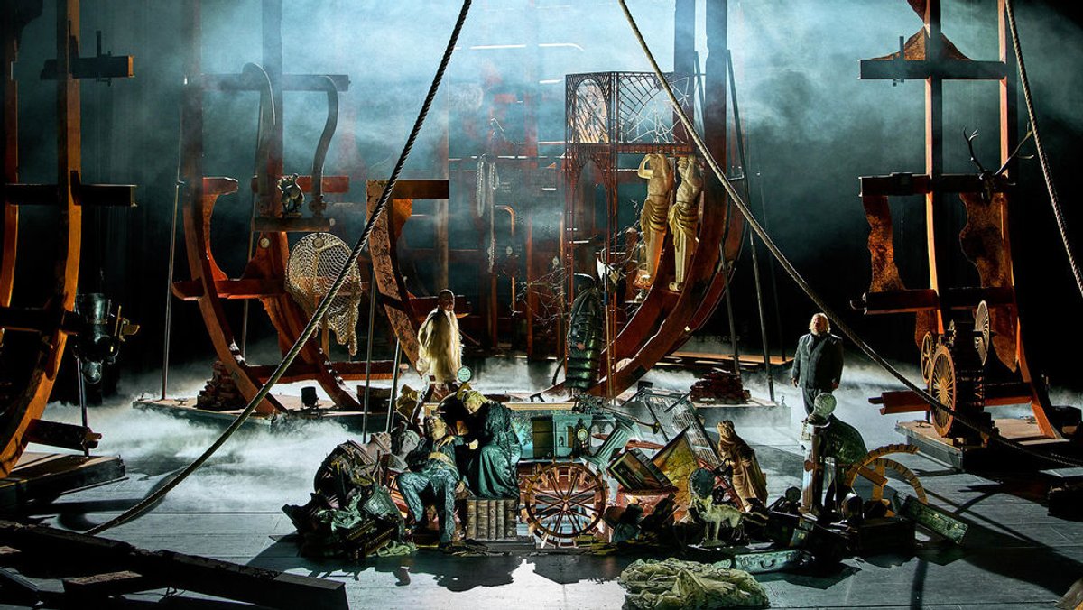 Das Foto zeigt Andreas Schager (Tristan, vorne, l-r) und Camilla Nylund (Isolde) sowie Daniel Jenz (Ein Hirt, hinten, l-r), Lawson Anderson (Ein Steuermann) und Olafur Sigurdarson (Kurwenal) im 3. Aufzug der Oper "Tristan und Isolde" von Richard Wagner auf der Bühne.