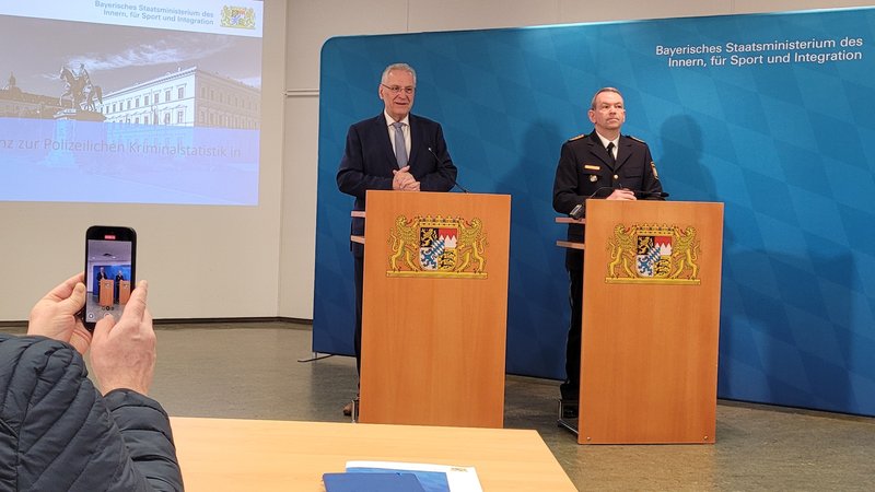 Innenminister Joachim Herrmann und Landespolizeipräsident Michael Schwald präsentieren die Kriminalitätsstatistik 2024. | Bild: BR/Franz Engeser Innenminister Joachim Herrmann und Landespolizeipräsident Michael Schwald präsentieren die Kriminalitätsstatistik 2024.