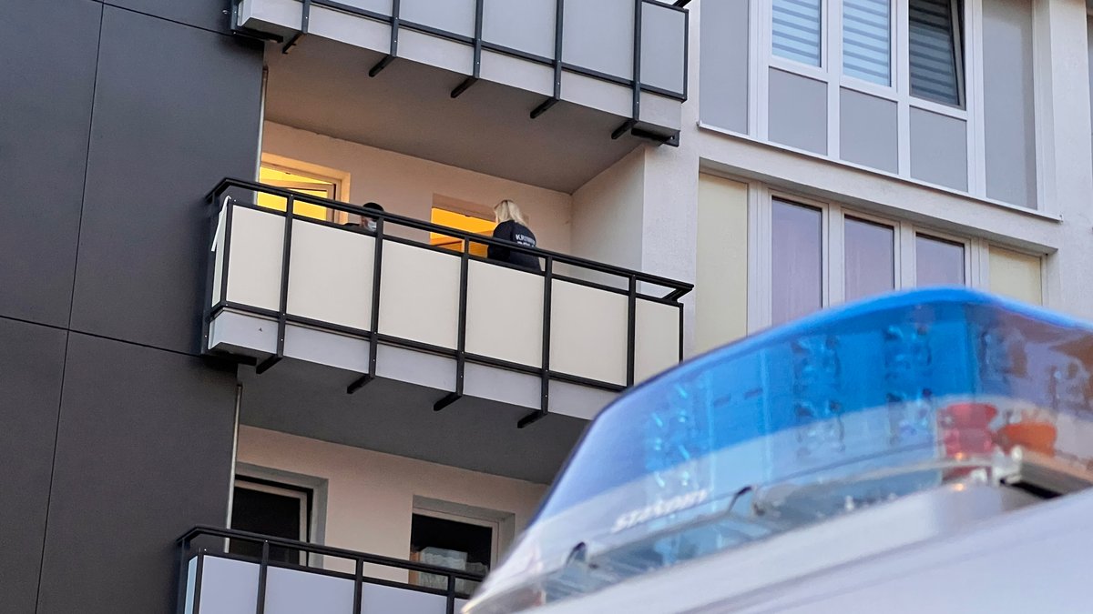 Die Polizei arbeitet in einem Haus in Duisburg. Spezialkräfte der Polizei haben hier einen Mann festgenommen. 