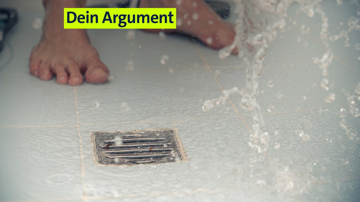 Zwei Füße sind in einer Dusche zu sehen. Von oben kommt Wasser, das in den Abfluss fließt. 