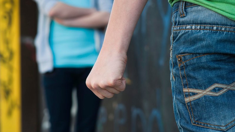 Ein Jugendlicher ballt die Faust. | Bild: picture alliance / imageBROKER | uwe umstätter Ein Jugendlicher ballt die Faust.