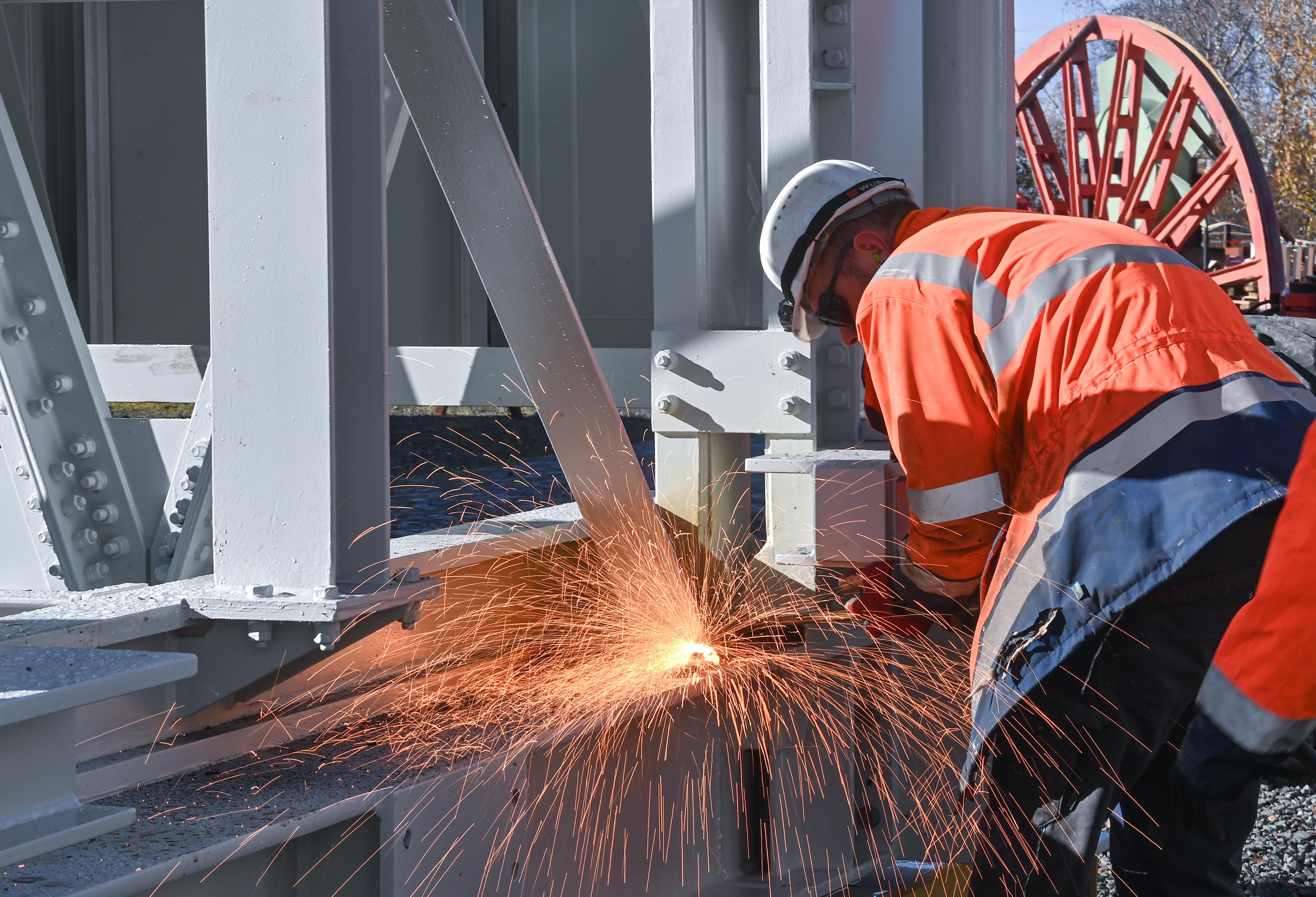 Ein Mitarbeiter einer Schachtbau-Firma schweißt am neuen Führungsgerüst