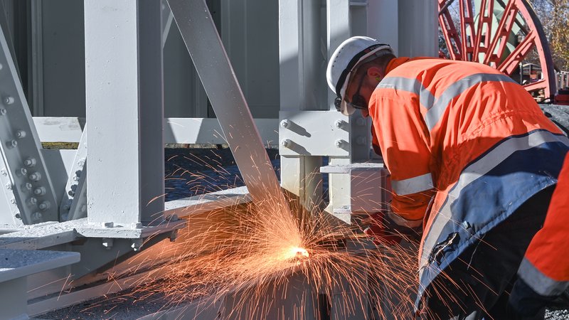 Ein Mitarbeiter einer Schachtbau-Firma schweißt am neuen Führungsgerüst | Bild: picture alliance/dpa/dpa-Zentralbild | Hendrik Schmidt Ein Mitarbeiter einer Schachtbau-Firma schweißt am neuen Führungsgerüst
