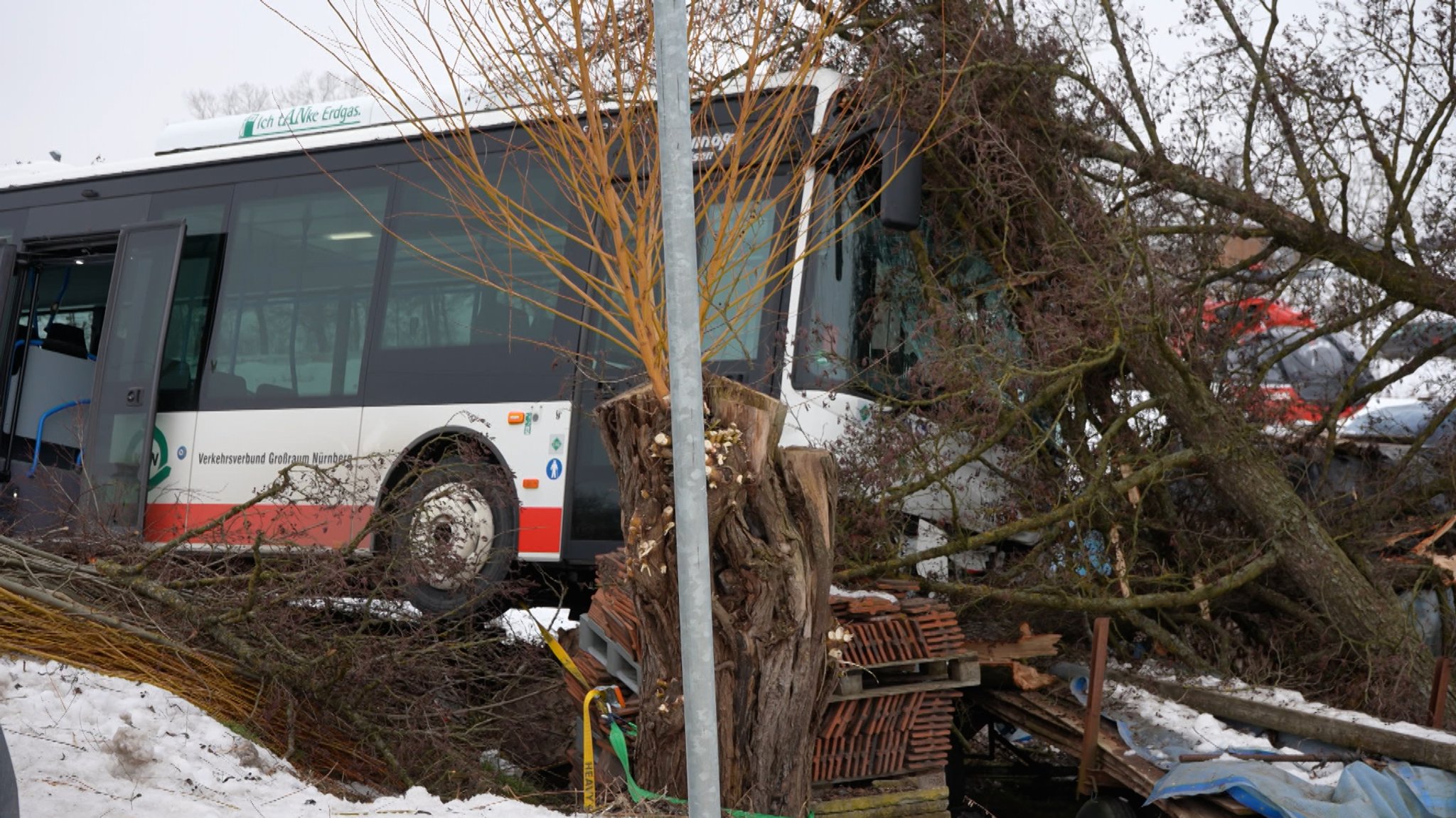Bei einem Unfall mit einem Linienbus sind im mittelfränkischen Obernzenn fünf Menschen leicht verletzt worden. | Bild: Bayerischer Rundfunk 2026 Bei einem Unfall mit einem Linienbus sind im mittelfränkischen Obernzenn fünf Menschen leicht verletzt worden.