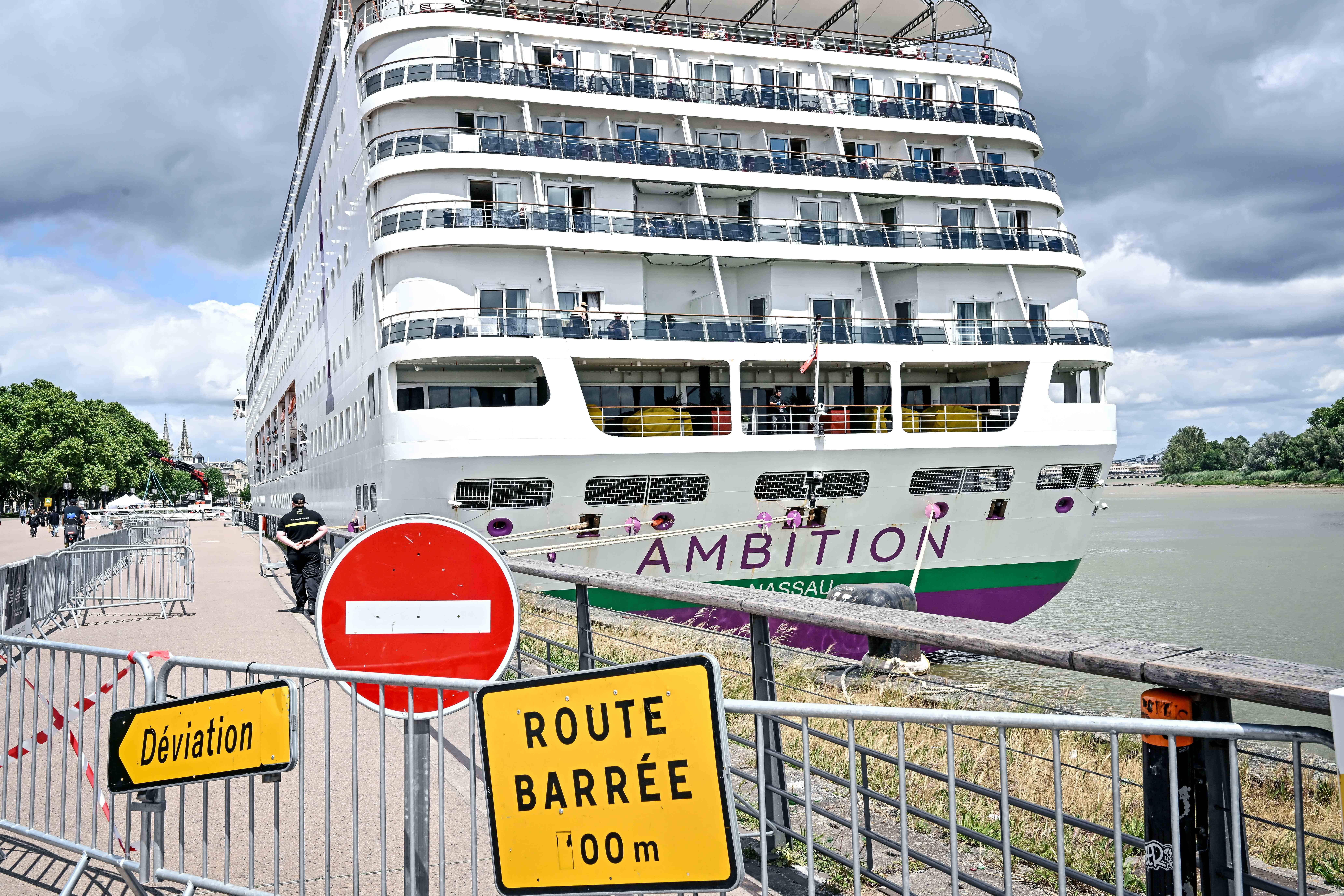 Das Kreuzfahrtschiff "Ambition" im Hafen von Bordeaux