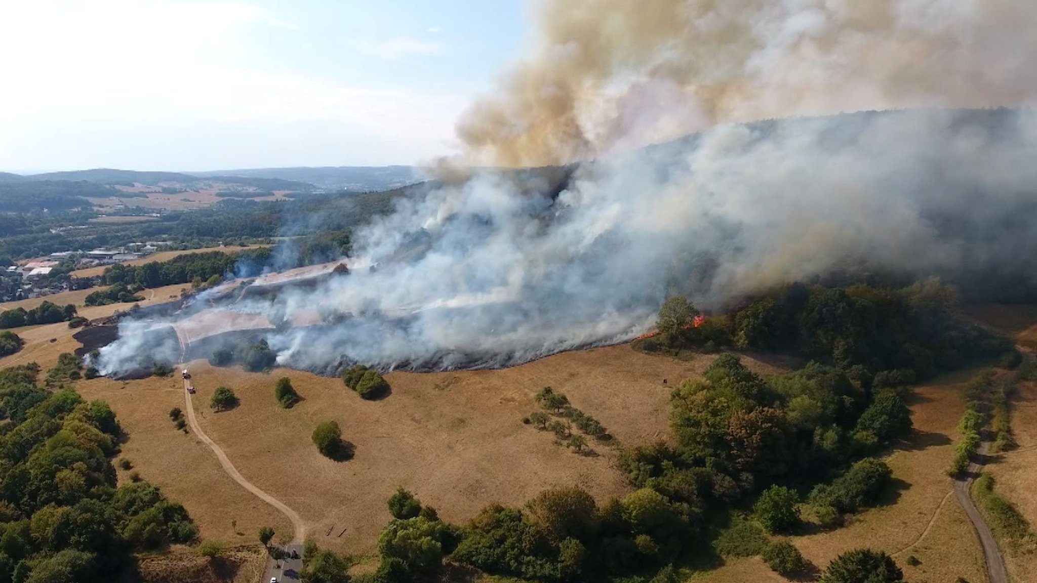 Die Feuerwehr ist noch immer wegen eines Wald- und Wiesenbrands im unterfränkischen Waldaschaff im Einsatz. | Bild: BR Die Feuerwehr ist noch immer wegen eines Wald- und Wiesenbrands im unterfränkischen Waldaschaff im Einsatz.