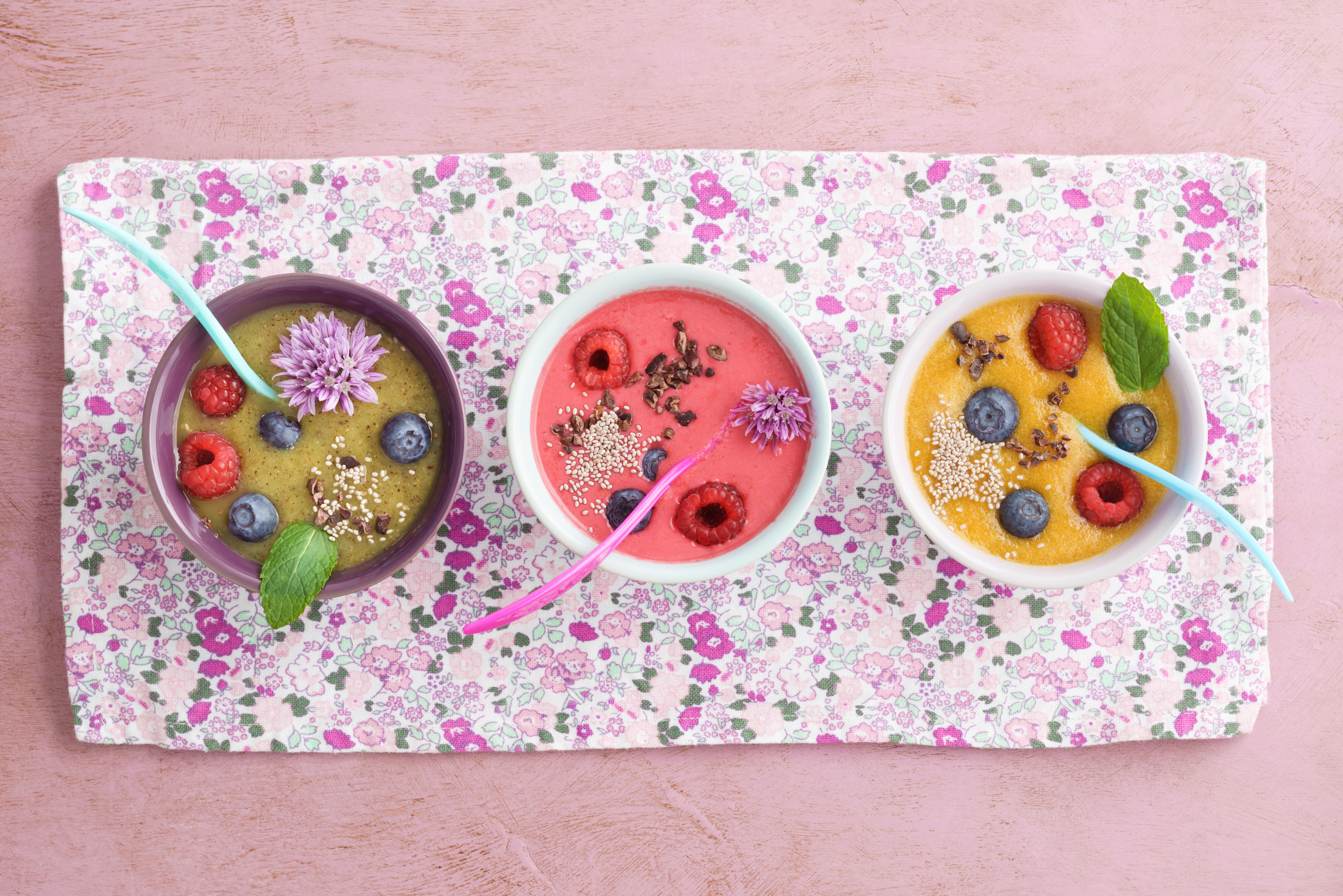 Drei Smoothie-Bowls mit Superfoods: Das Konzept der antientzündlichen Ernährung verspricht, Entzündungen zu hemmen und vorzubeugen. Zurecht? Das sagen Experten zur Studienlage und ihren Erfahrungen mit dieser besonderen Form gesunder Ernährung.