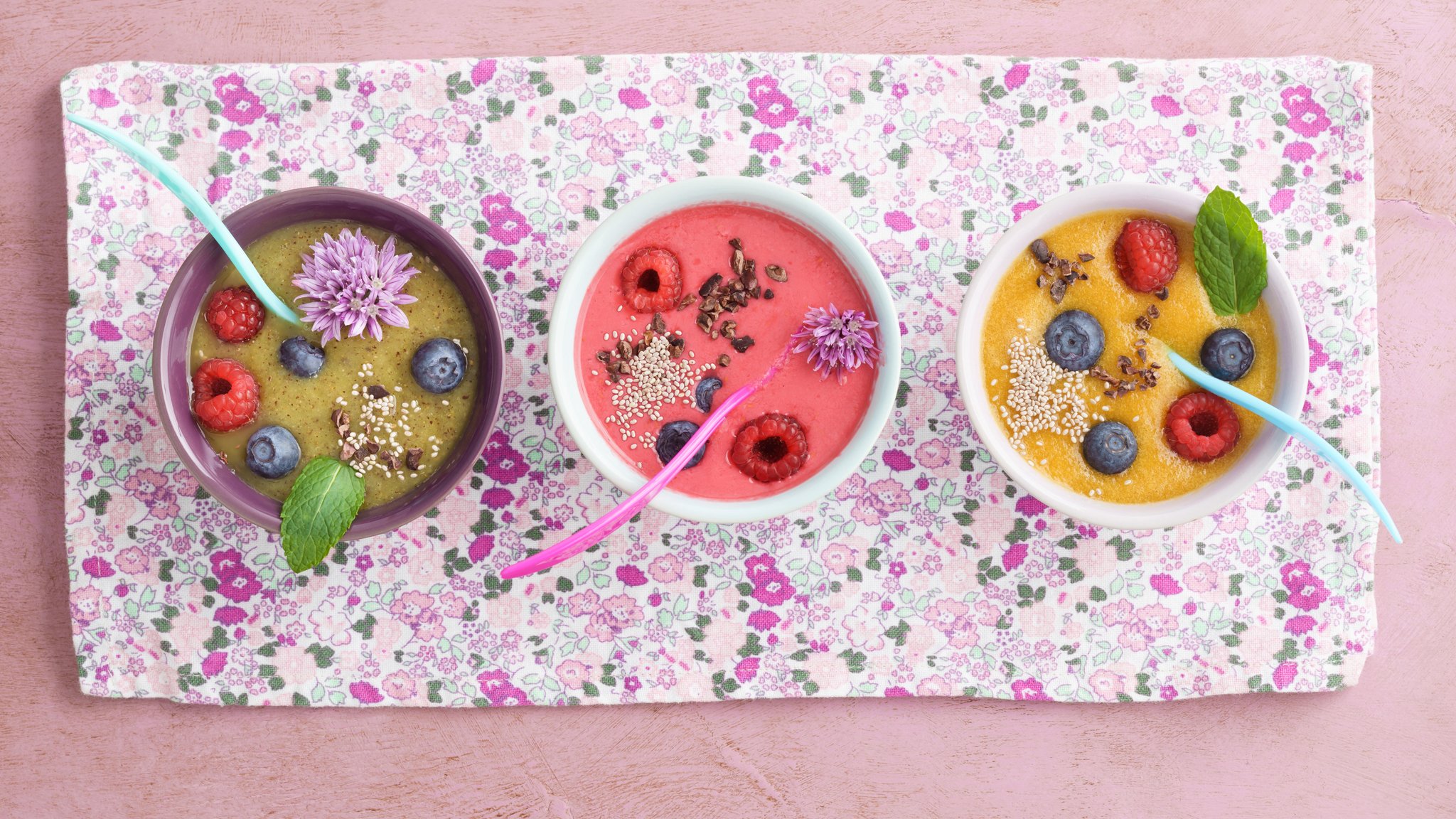 Drei Smoothie-Bowls mit Superfoods: Das Konzept der antientzündlichen Ernährung verspricht, Entzündungen zu hemmen und vorzubeugen. Zurecht? Das sagen Experten zur Studienlage und ihren Erfahrungen mit dieser besonderen Form gesunder Ernährung.