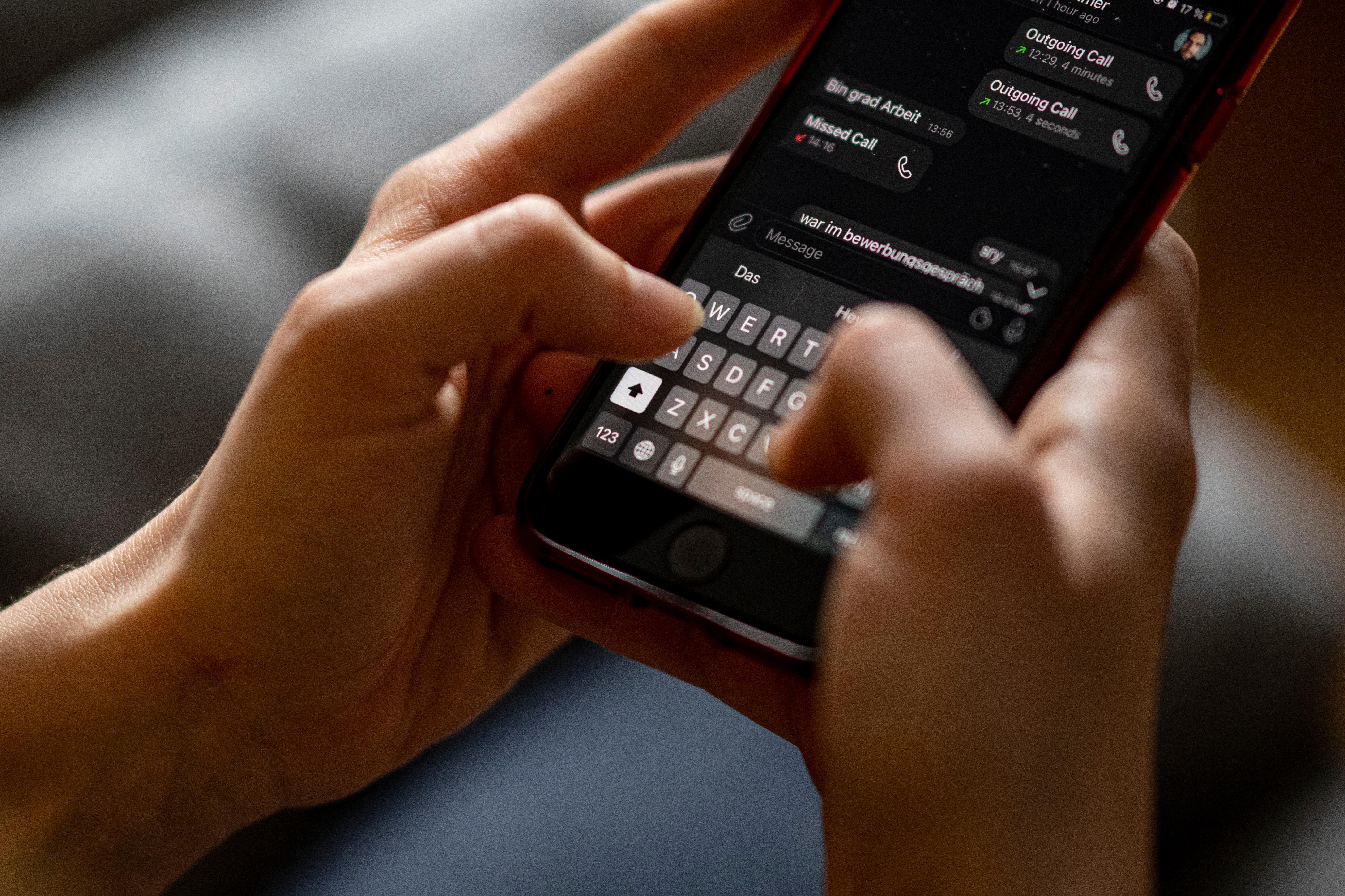 Die "Chatkontrolle" der EU würde Messenger wie WhatsApp zwingen, jedes versendete Bild auf kinderpornographisches Material zu scannen