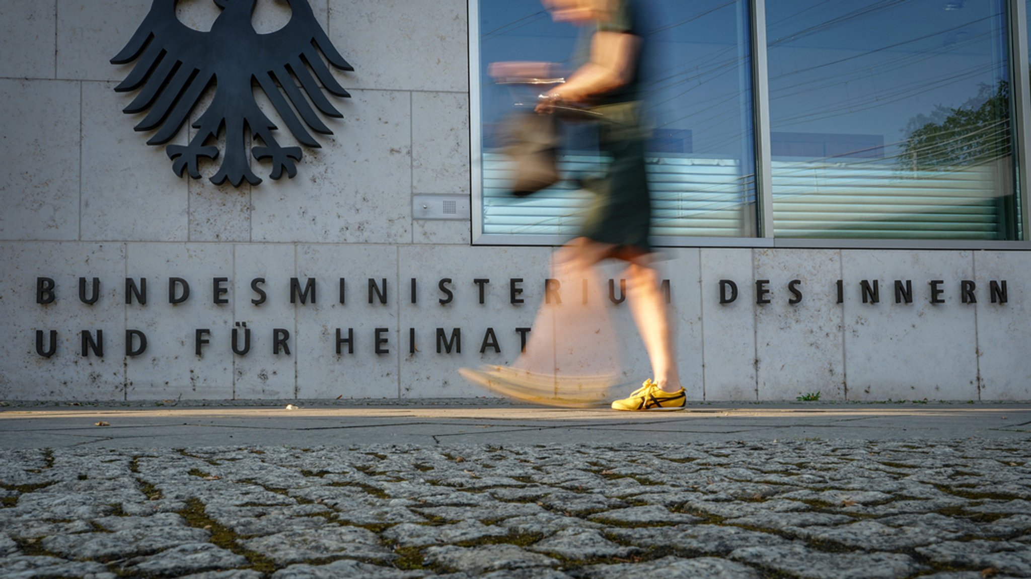 Der Eingang zum Bundesministerium des Innern und für Heimat. Hier treffen sich am Nachmittag die Bundesregierung mit Union und Vertretern der Ländern zur Migrationspolitik.