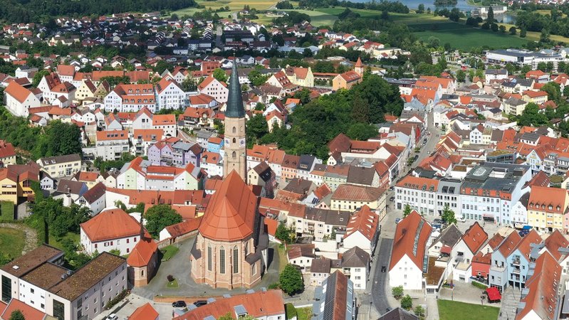 Luftbild von Dingolfing mit Blick auf die historische Altstadt | Bild: picture alliance / imageBROKER | fotoping Luftbild von Dingolfing mit Blick auf die historische Altstadt