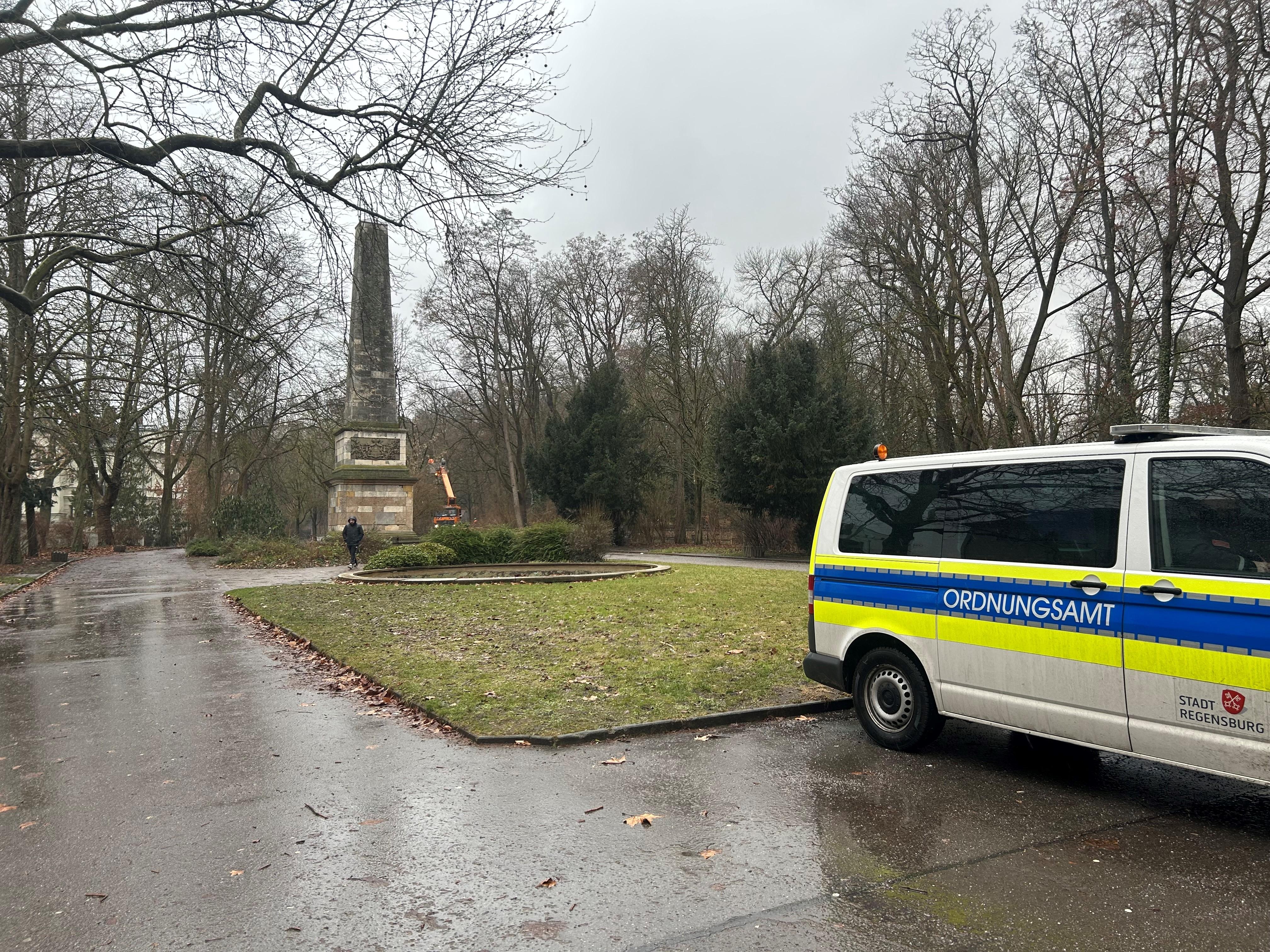 Im Regensburger Fürst-Anselm-Park nahe dem Bahnhof soll eine 27-Jährige in einem Gebüsch vergewaltigt worden sein. 