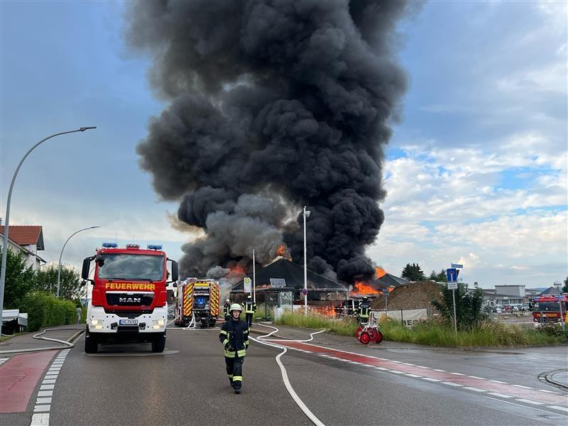 Kilometerhohe Rauchwolke über Kempten – Autohaus Abgebrannt | BR24