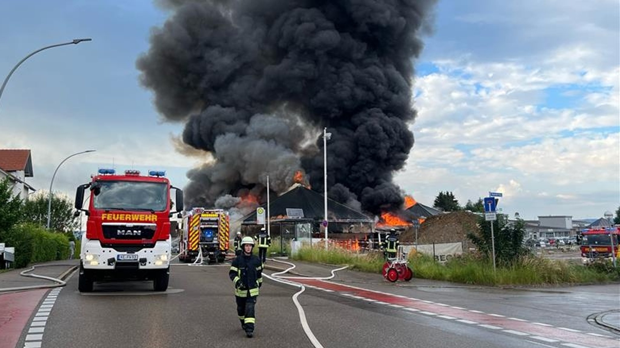 Ein Autohas in Kempten brennt. 