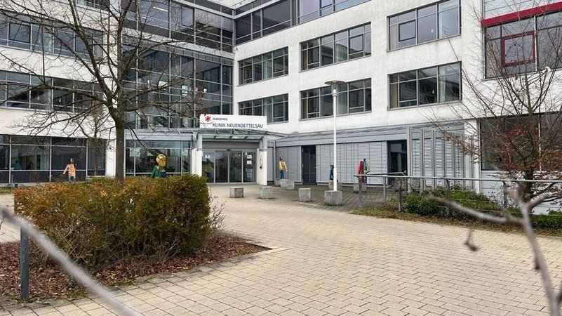 Das Klinikum Neuendettelsau von außen. | Bild: BR/Laura Nadler Das Klinikum Neuendettelsau von außen.