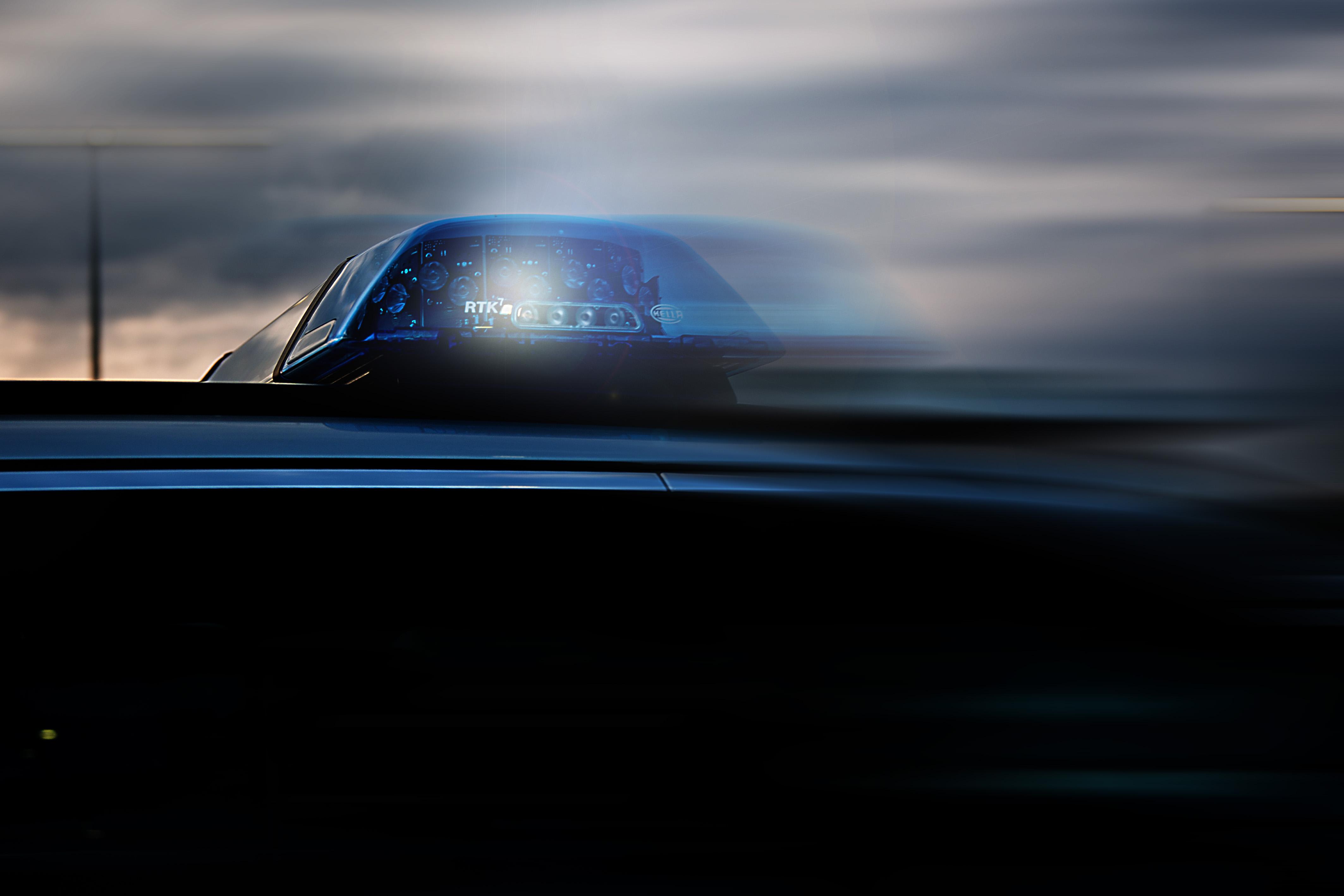 Ein Streifenwagen der Polizei ist mit Blaulicht im Einsatz