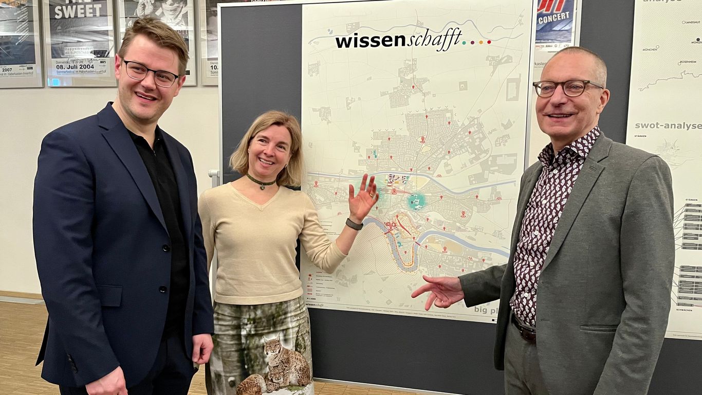 Bürgermeister Hetzl, Birgit Weichselgartner vom Mühldorfer Stadtbauamt und Prof. Dr. AlainThierstein von der TUM, Professor für Raumentwicklung