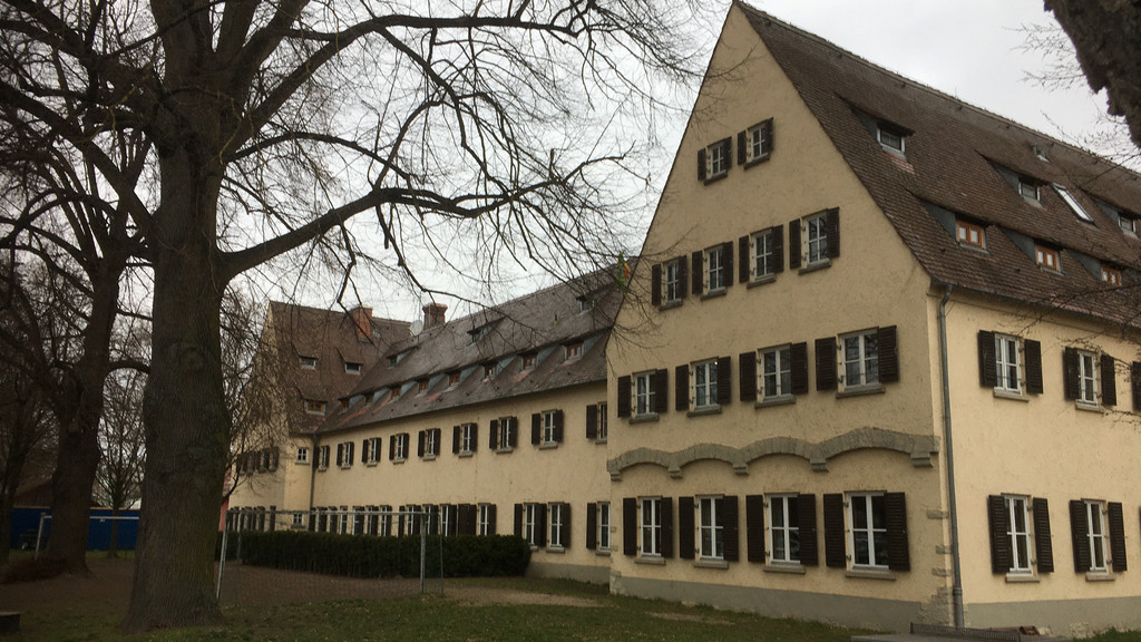Die Jugendherberge Regensburg auf dem Unteren Wöhrd. Das Haus mit rund 180 Betten stammt aus den 1930er-Jahren. Ein geplanter Neubau wurde 2020 zu Beginn der Corona-Pandemie auf unbestimmte Zeit verschoben.