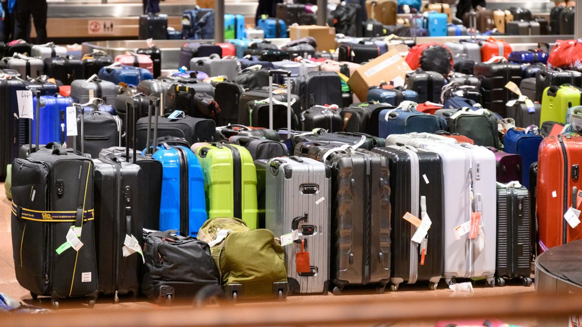 Zahlreiche Koffer lagern im Gepäckausgabe-Bereich eines deutschen Flughafens.