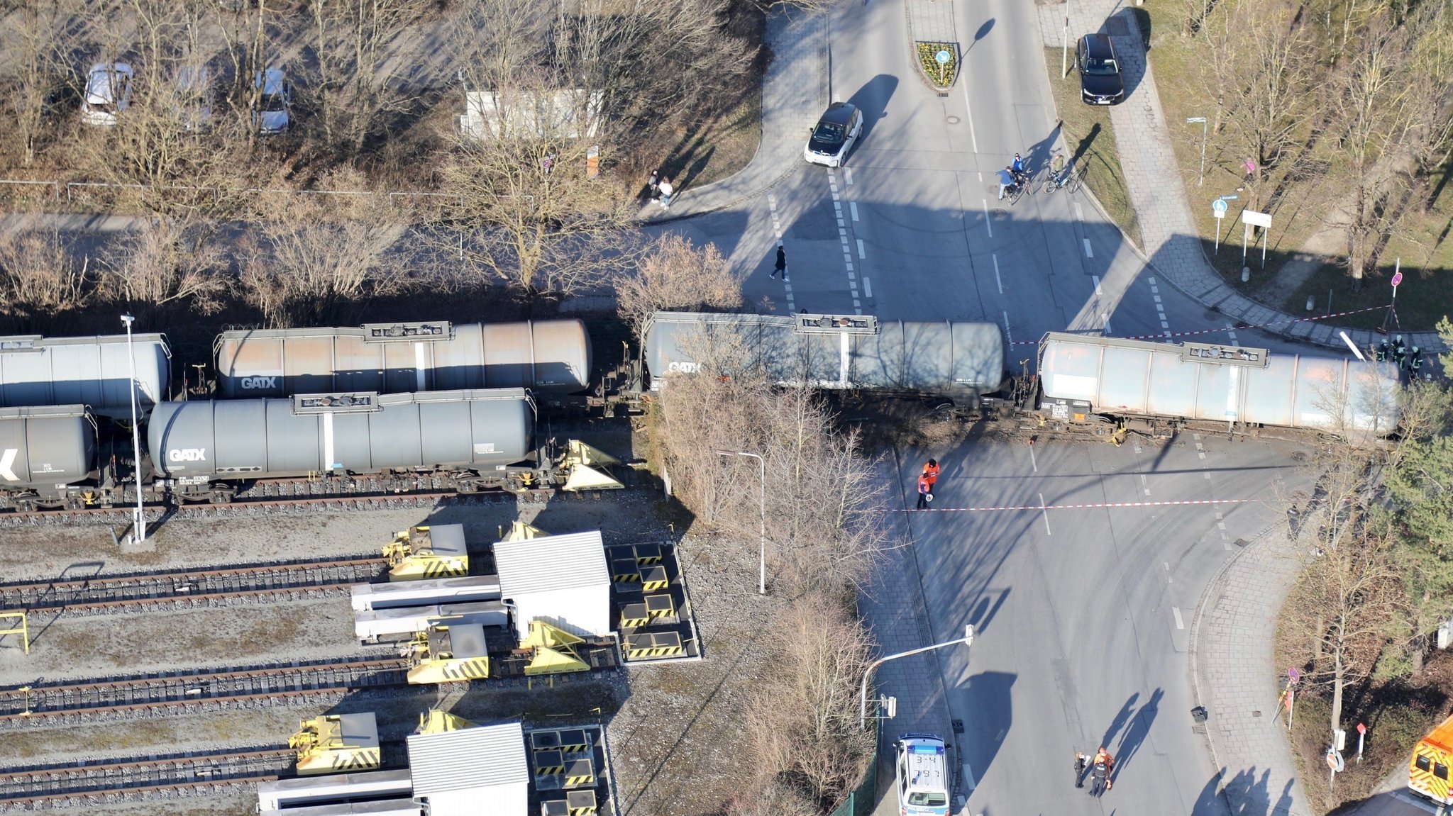 Feldkirchen: Güterzug schiebt Kesselwagen auf öffentliche Straße