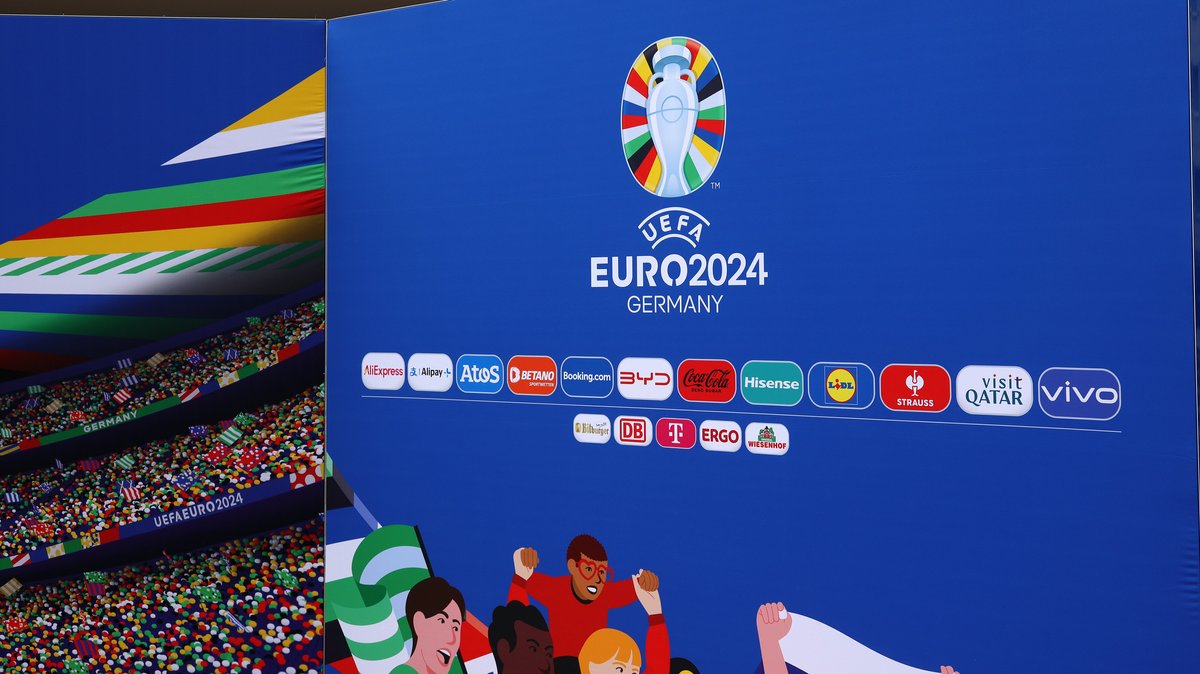 Auf einem Plakat sind die Sponsoren der Fußball-EM zu sehen