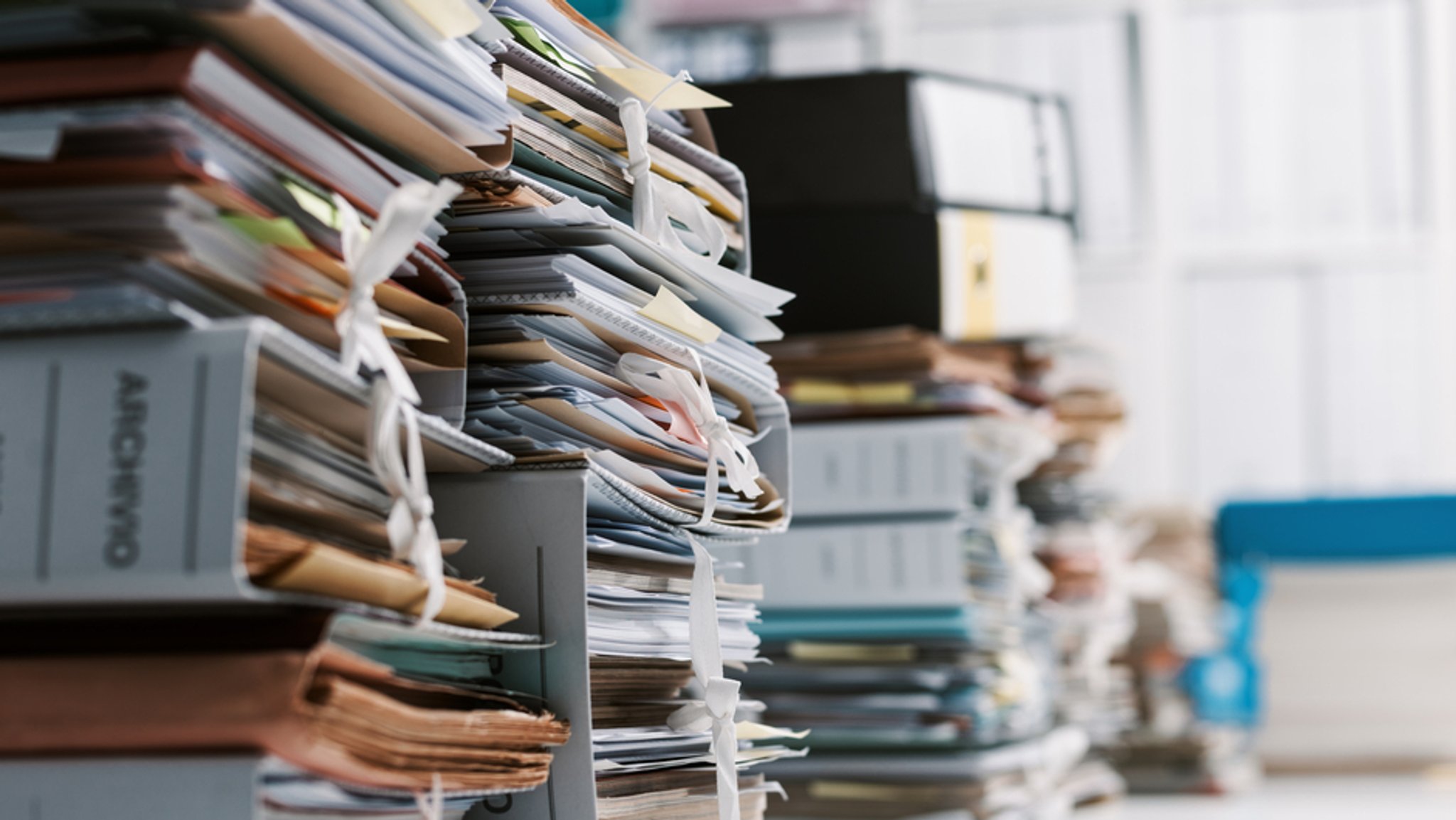 Bürokratie (Symbolbild): Viele volle Ordner auf einem Stapel.