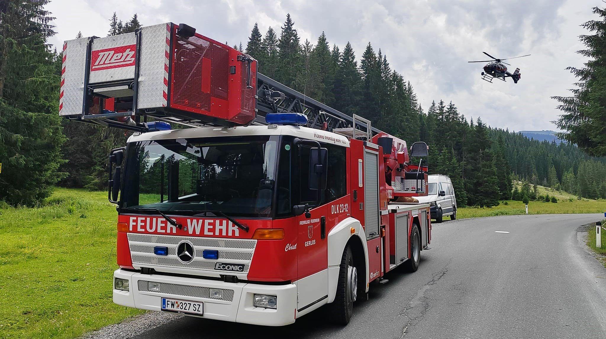 05.07.2025, Österreich, Gerlos: Ein Einsatzfahrzeug der Feuerwehr steht in der Nähe der Absturzstelle eines Kleinflugzeugs im Gemeindegebiet von Krimml. Beim Absturz eines Kleinflugzeugs in Österreich sind laut Polizei mindestens zwei Insassen ums Leben gekommen. Foto: -/News5/dpa +++ dpa-Bildfunk +++
