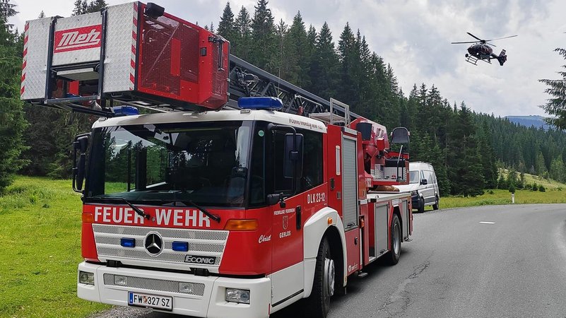 05.07.2025, Österreich, Gerlos: Ein Einsatzfahrzeug der Feuerwehr steht in der Nähe der Absturzstelle eines Kleinflugzeugs im Gemeindegebiet von Krimml. Beim Absturz eines Kleinflugzeugs in Österreich sind laut Polizei mindestens zwei Insassen ums Leben gekommen. Foto: -/News5/dpa +++ dpa-Bildfunk +++ | Bild: 05.07.2025, Österreich, Gerlos: Ein Einsatzfahrzeug der Feuerwehr steht in der Nähe der Absturzstelle eines Kleinflugzeugs im Gemeindegebiet von Krimml. Beim Absturz eines Kleinflugzeugs in Österreich sind laut Polizei mindestens zwei Insassen ums Leben gekommen. Foto: -/News5/dpa +++ dpa-Bildfunk +++ 05.07.2025, Österreich, Gerlos: Ein Einsatzfahrzeug der Feuerwehr steht in der Nähe der Absturzstelle eines Kleinflugzeugs im Gemeindegebiet von Krimml. Beim Absturz eines Kleinflugzeugs in Österreich sind laut Polizei mindestens zwei Insassen ums Leben gekommen. Foto: -/News5/dpa +++ dpa-Bildfunk +++