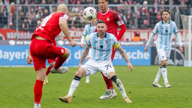 Patrick Hobsch im Zweikampf mit Michael Schultz | Bild: picture alliance/kolbert-press/Ulrich Gamel Patrick Hobsch im Zweikampf mit Michael Schultz