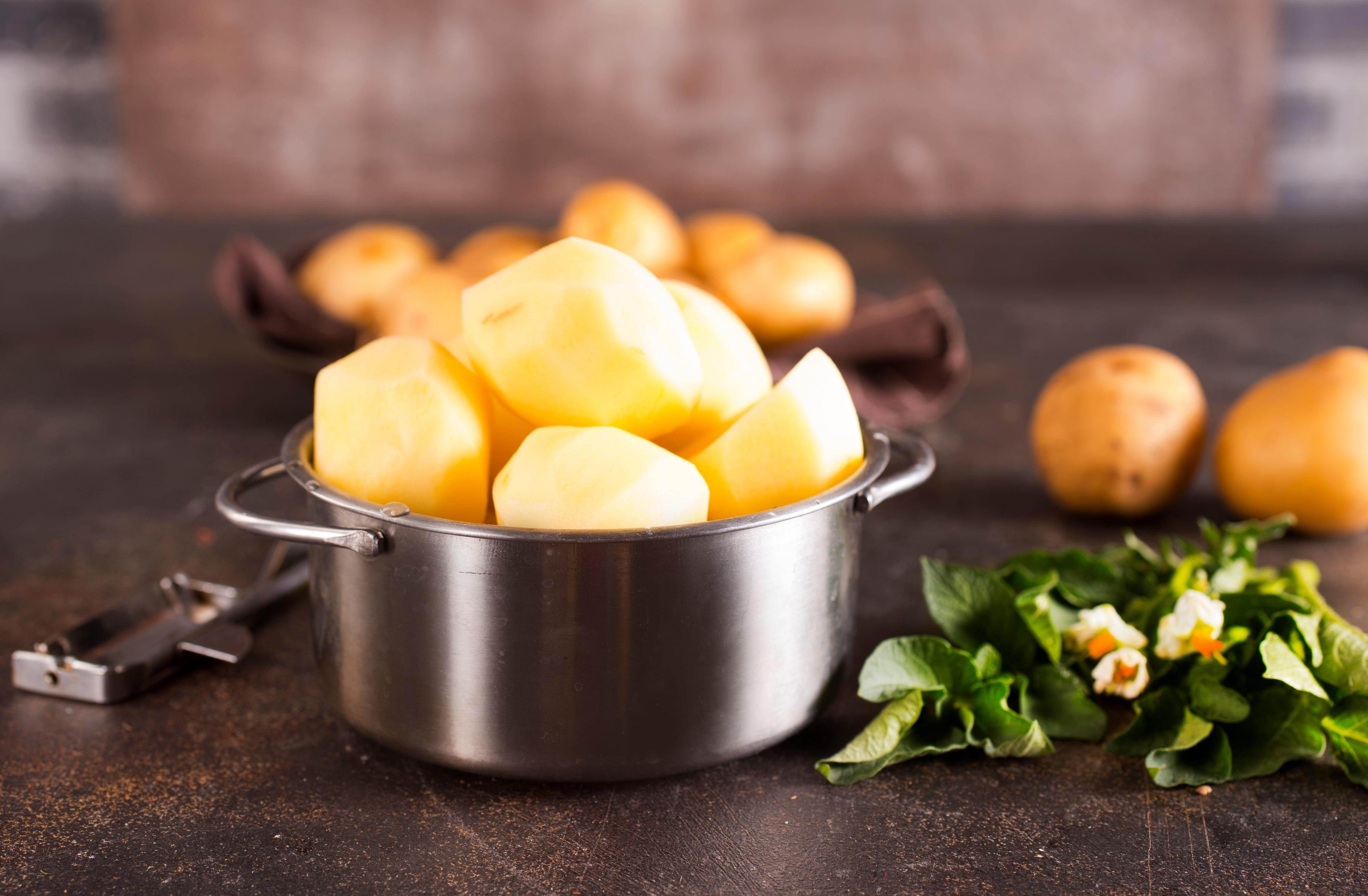 Ein Topf mit geschälten Kartoffeln