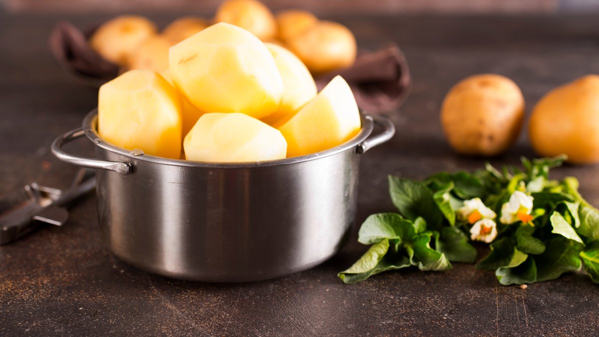 Ein Topf mit geschälten Kartoffeln | Bild: colourbox.de Ein Topf mit geschälten Kartoffeln