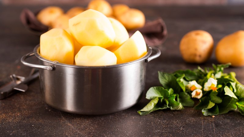 Ein Topf mit geschälten Kartoffeln | Bild: colourbox.de Ein Topf mit geschälten Kartoffeln