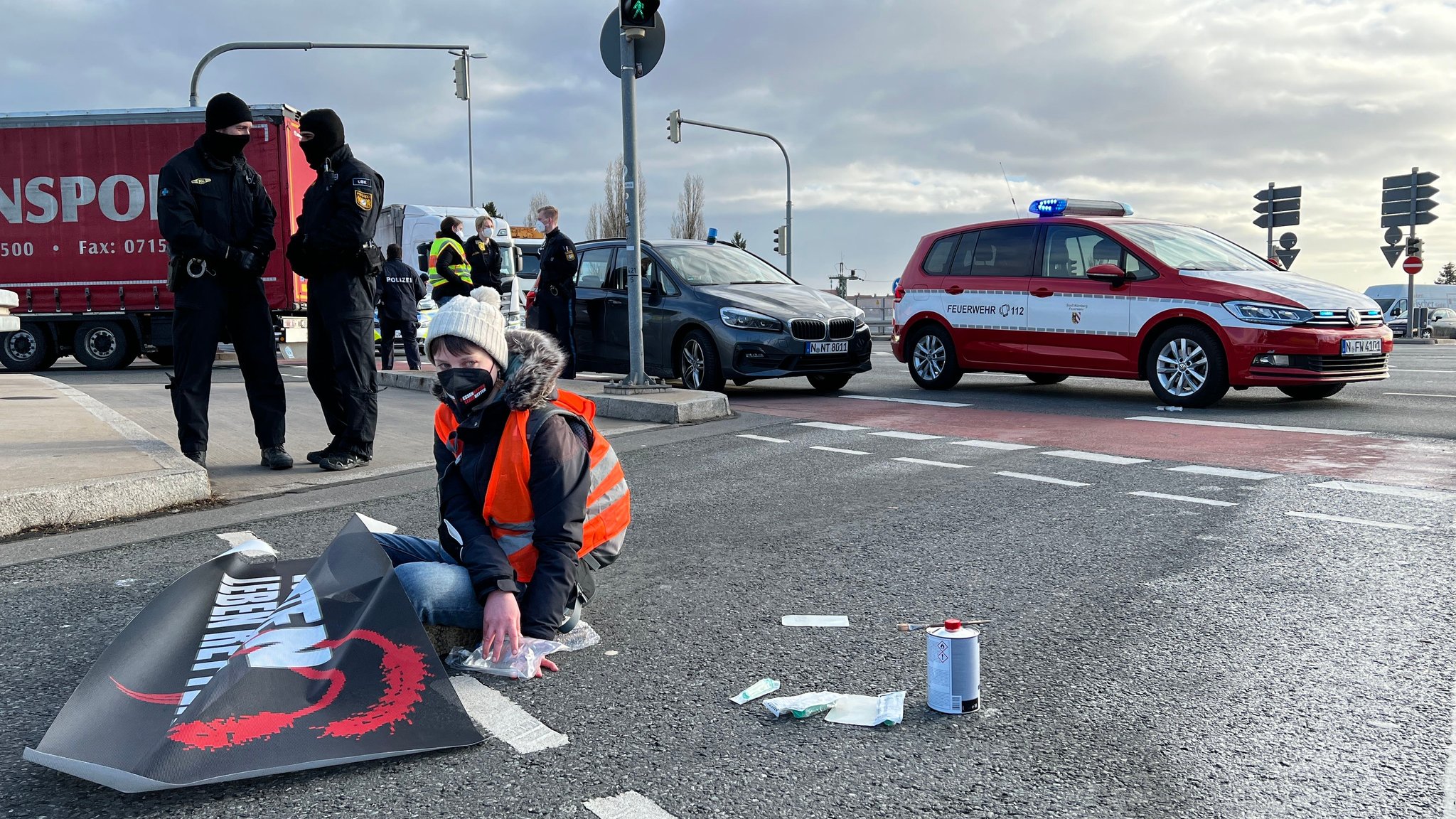 Klimaaktivisten kleben sich auf Frankenschnellweg fest