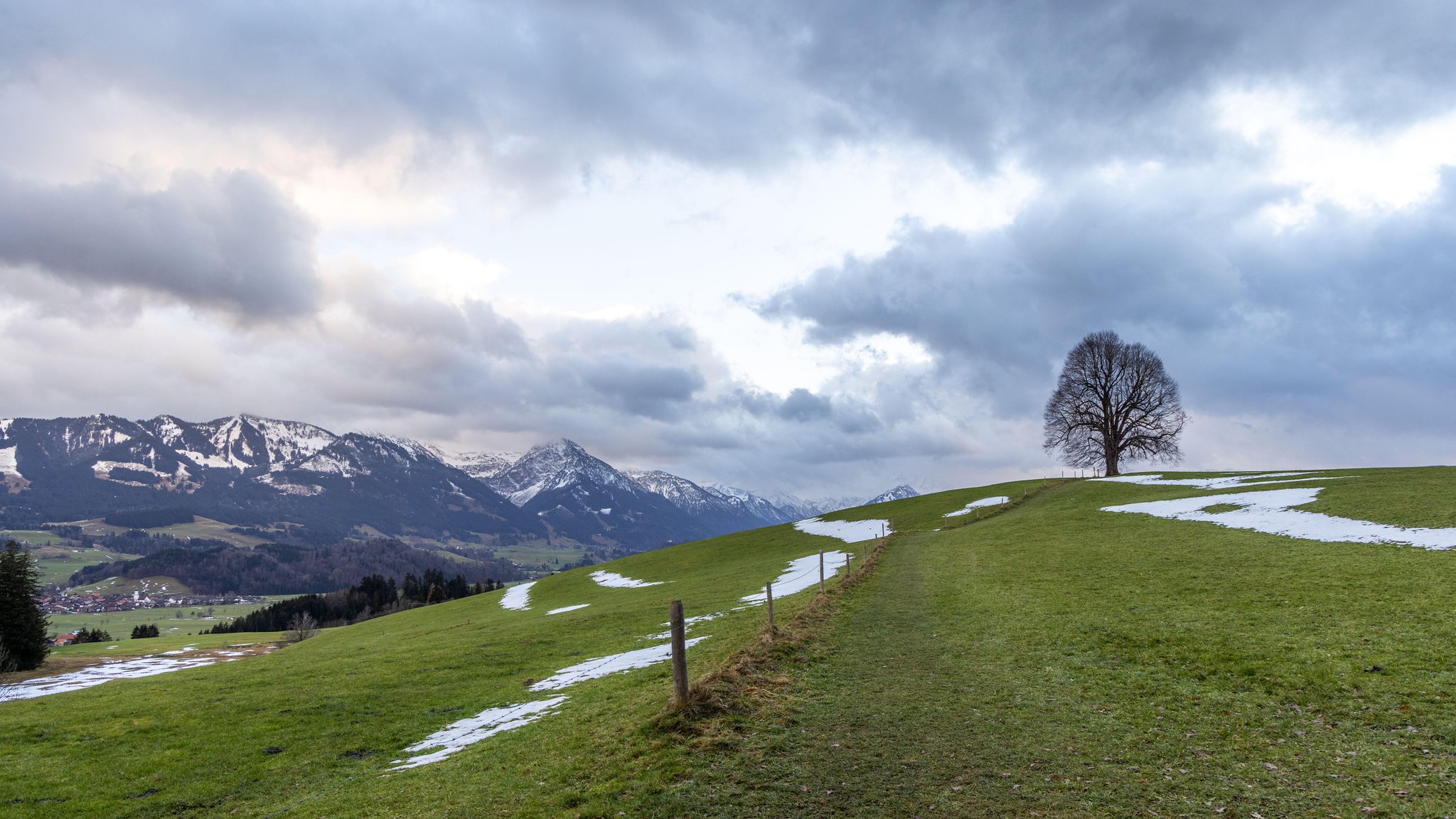 (Symbolbild) Für etwas Schnee reicht es nur in den höheren Lagen: Die Woche vor Weihnachten startet mit mildem und regnerischen Wetter. 