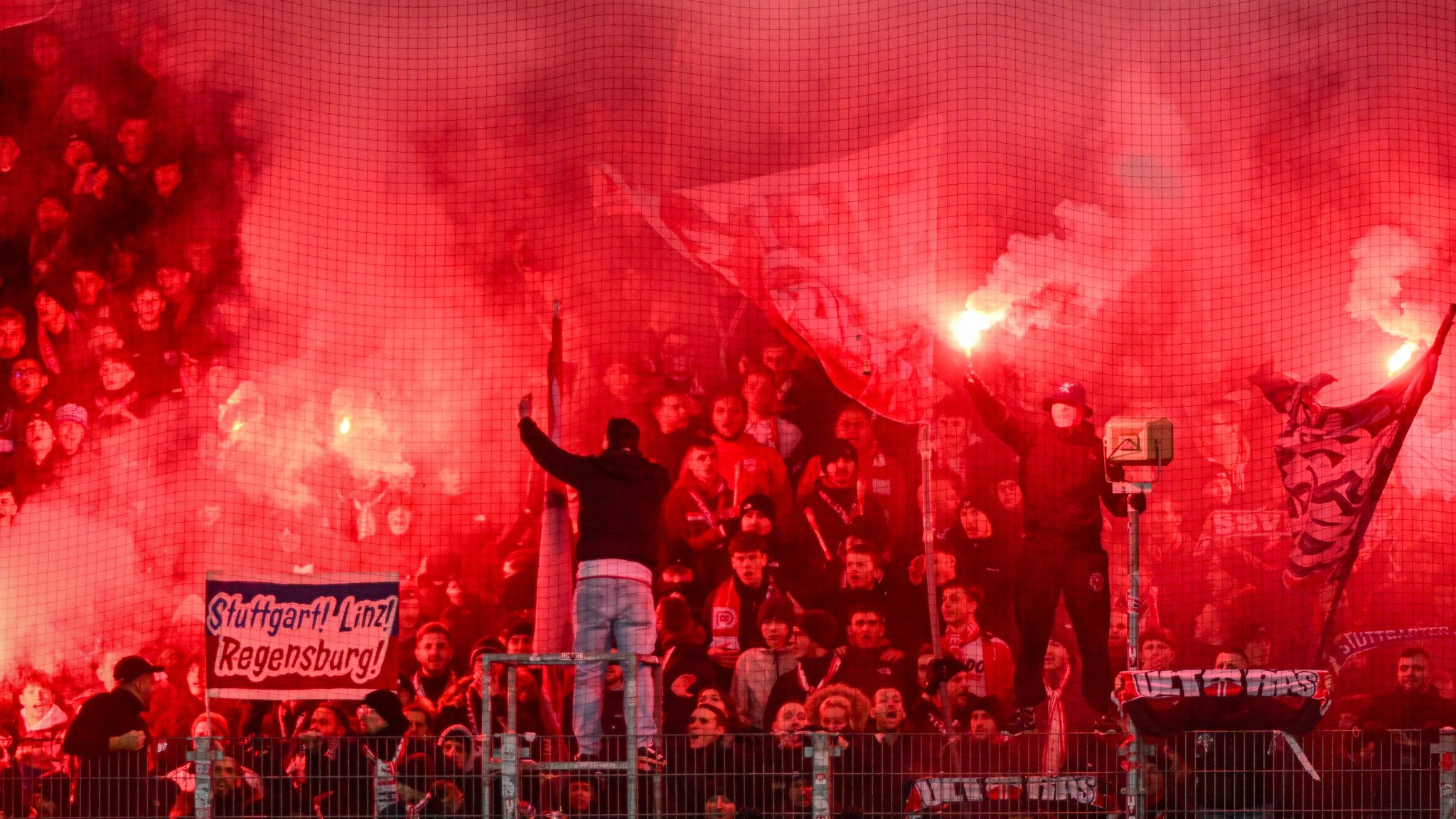 Fans brennen Pyrotechnik im Regensburger Fußballstadion ab.