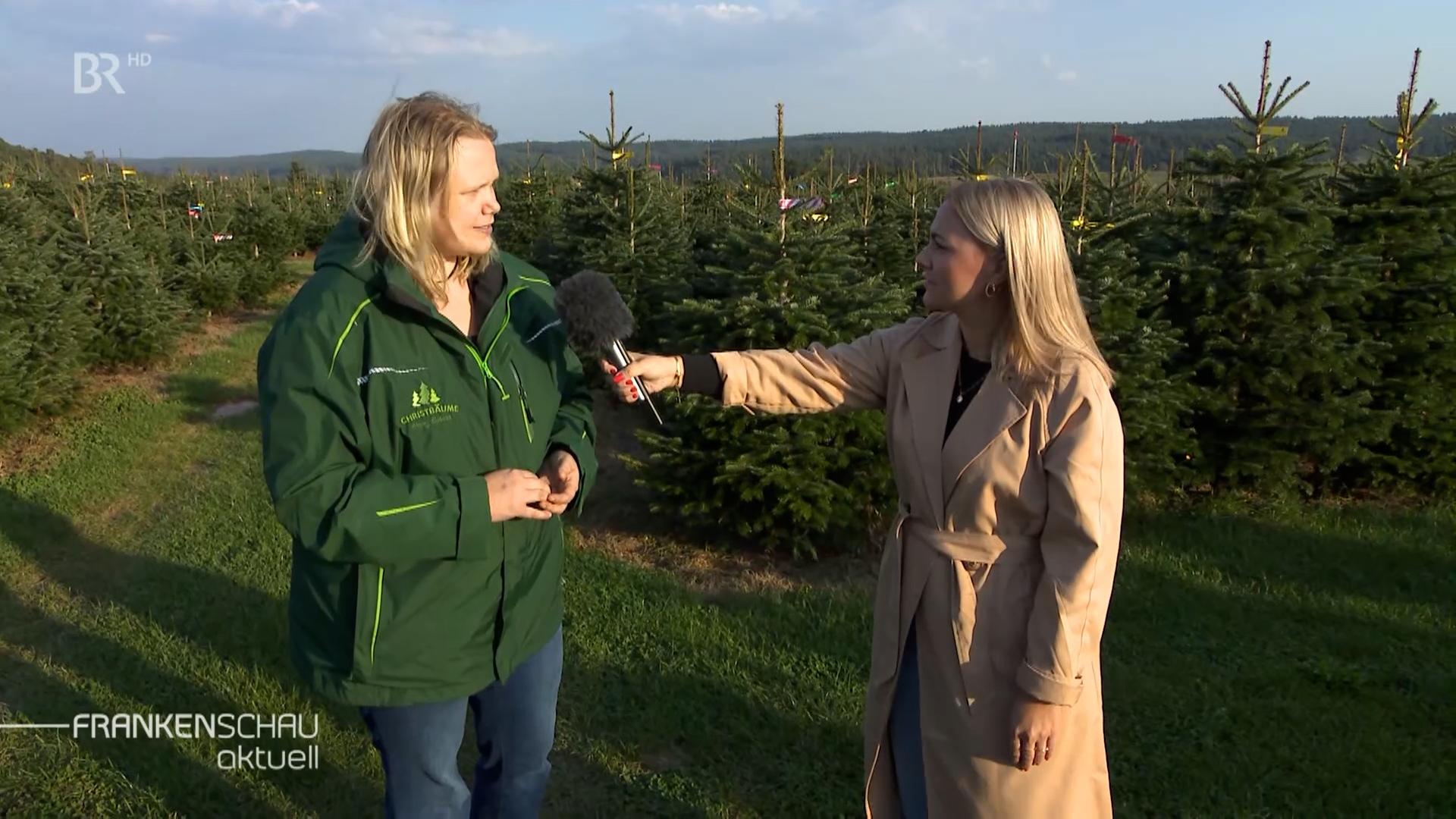 BR-Korrespondentin Laura Nadler im Gesrpäch mit einer Weihnachtsbaum-Züchterin.