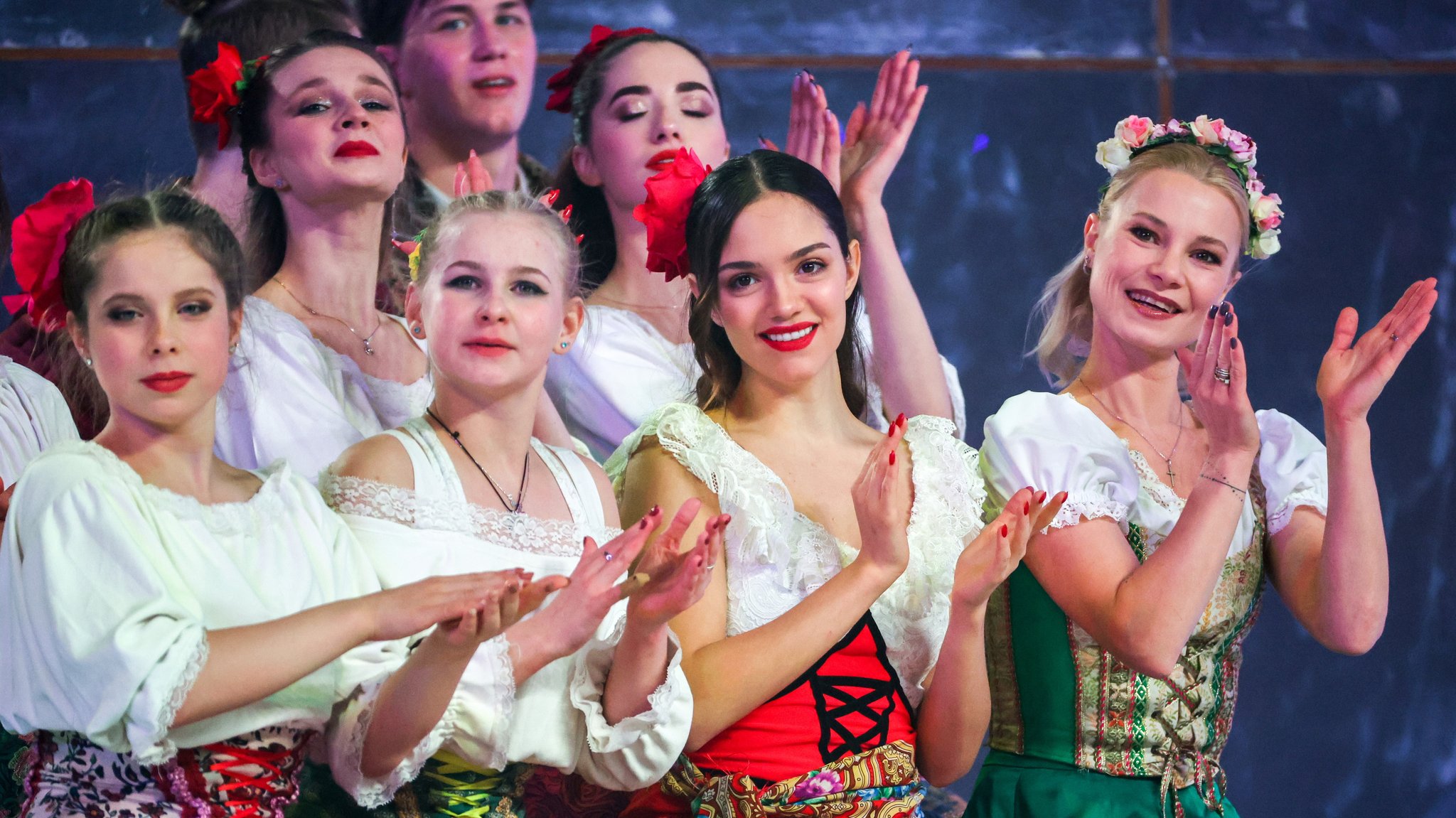 Eiskunstläuferinnen bei einer vaterländischen Show 